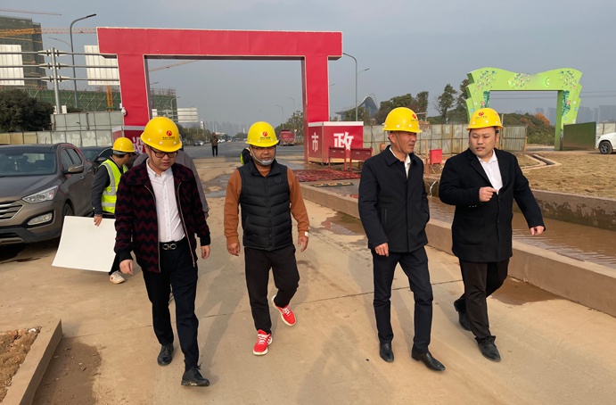 南昌市政建設(shè)集團張世東前往南昌縣小藍(lán)快速化工程項目檢查指導(dǎo)691.jpg