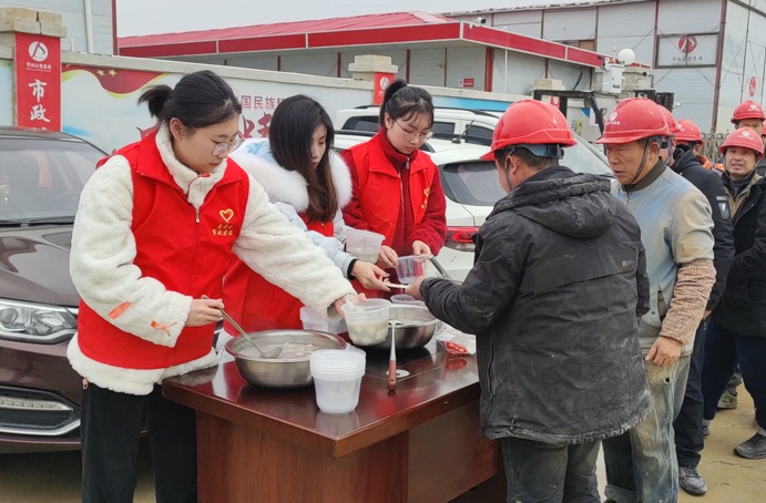 南昌市政建設(shè)集團(tuán)到項(xiàng)目一線(xiàn)慰問(wèn)員工開(kāi)展送湯圓活動(dòng)691.jpg