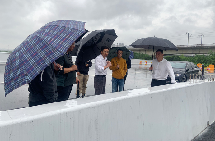 徐旭前往南昌縣河洲路項目、小藍(lán)大道快速化項目調(diào)研pg